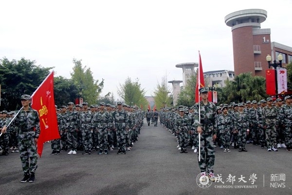 成都大学2019级军训团开展青龙湖行军拉练活动