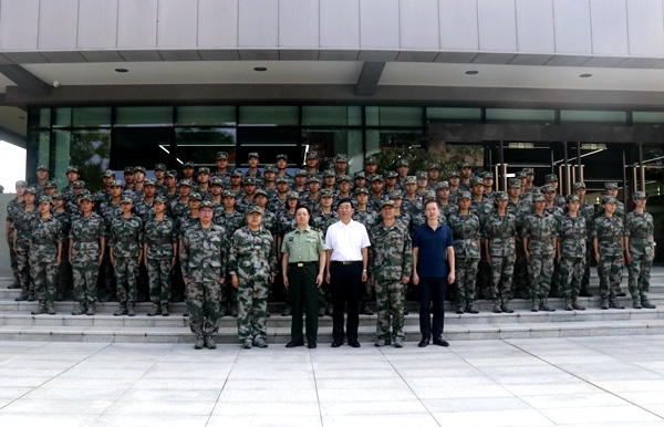1566892799722438.jpg 与预备役分队合影_副本.jpg