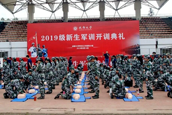 成都大学2019级新生军训团展开战地救护活动